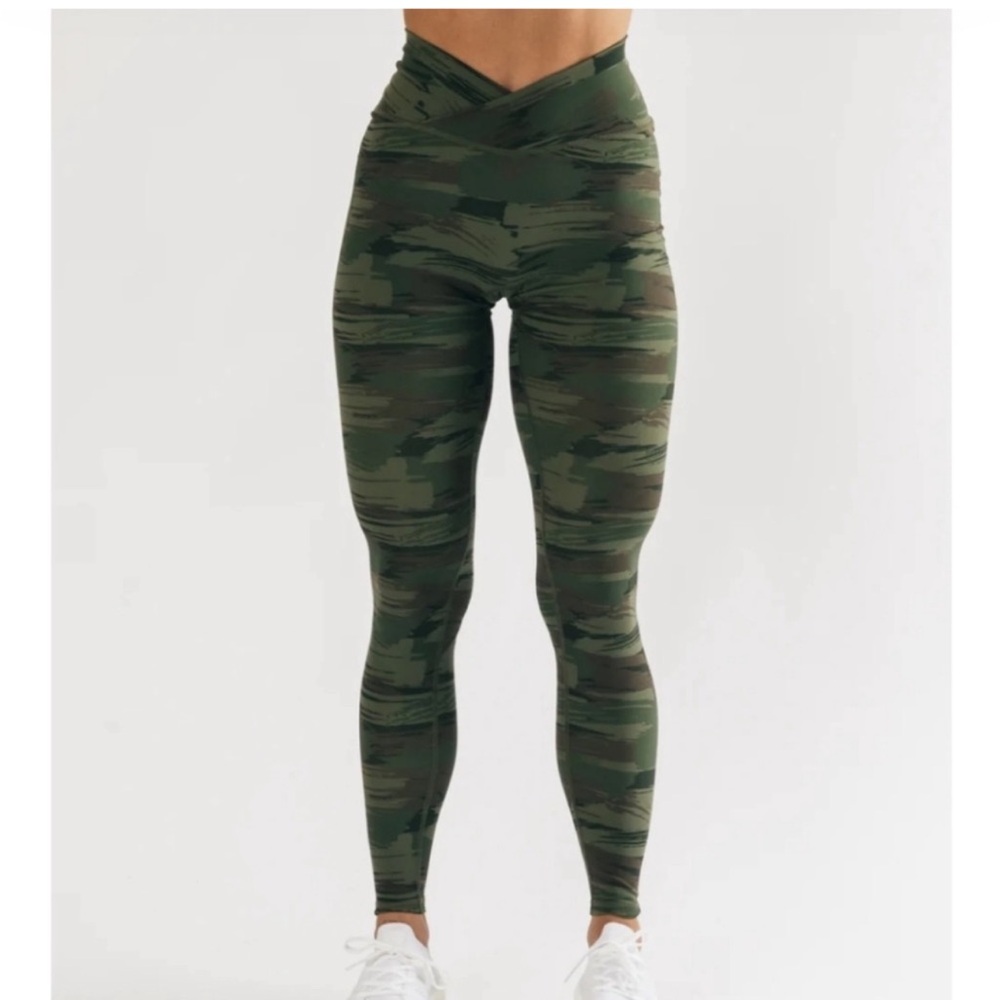 Alphalete Surface Power Green Camouflage Leggings